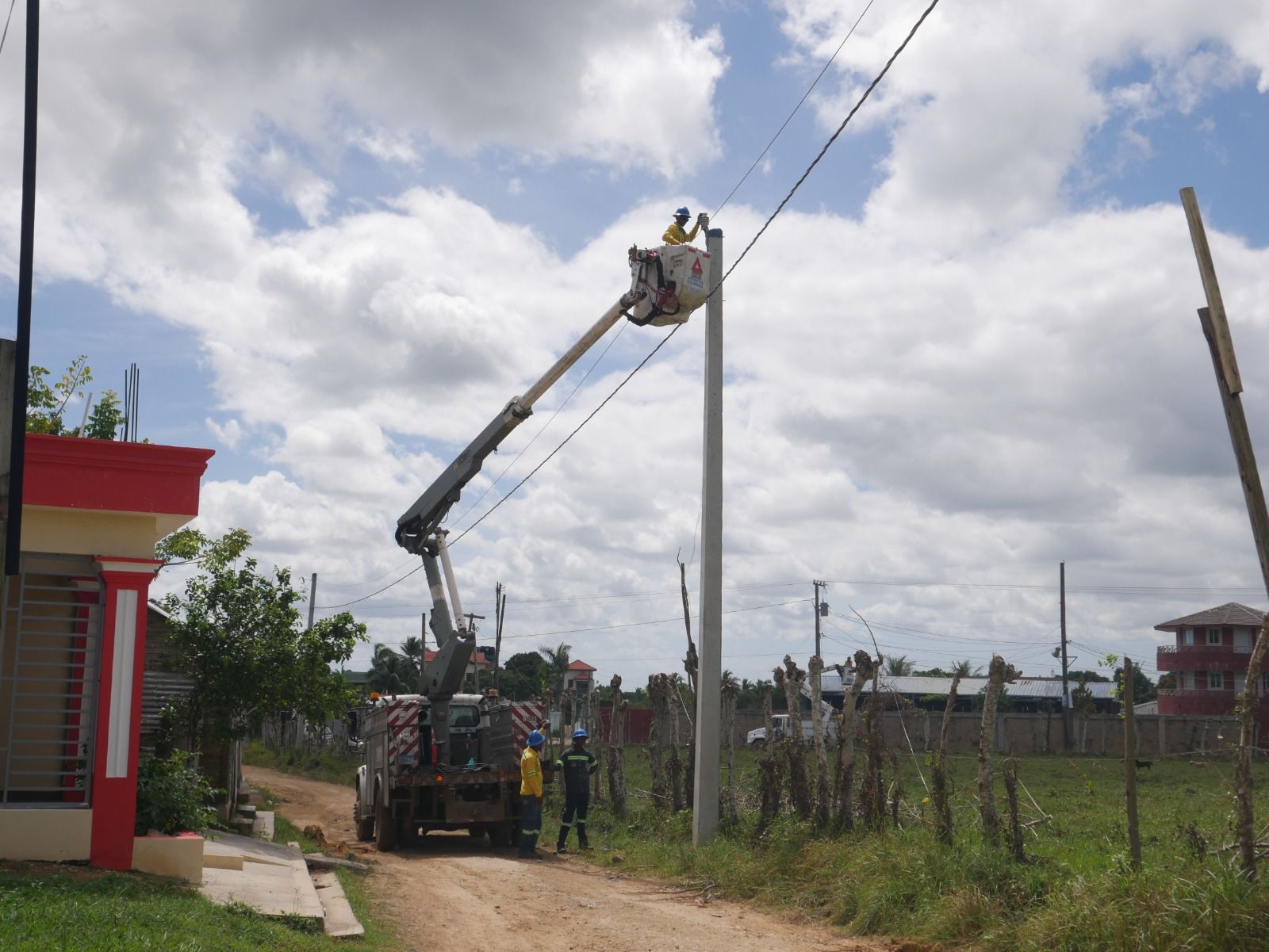 INSTALAN NUEVO SISTEMA DE REDES ELÉCTRICAS EN HIGÜEY - PuntaCanaPost.net